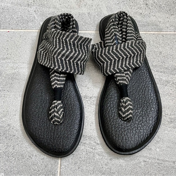 Sanuk Yoga Sling Sandals with a Black and White Pattern Size 8 - Picture 2 of 7